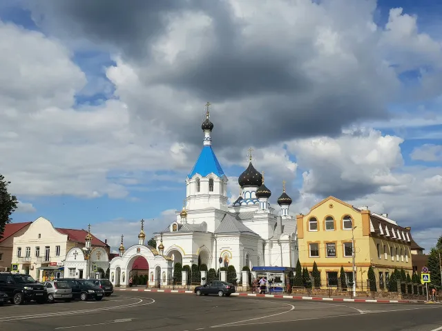 Белая церковь с голубой крышей на центральной площади Постав.