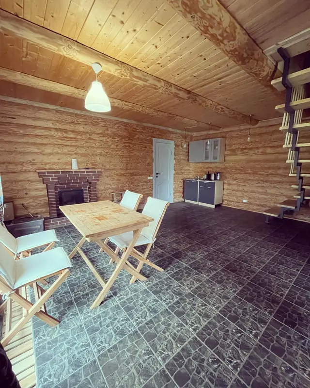Комната отдыха в бане с камином